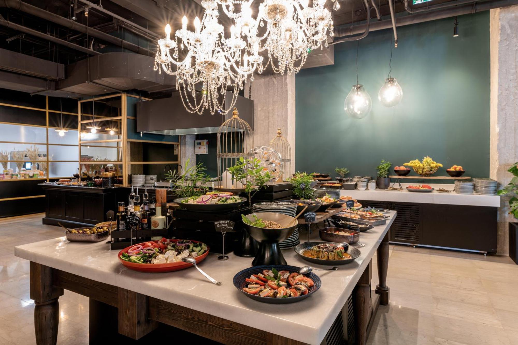 Skylark, Aluma & Hotel Athen