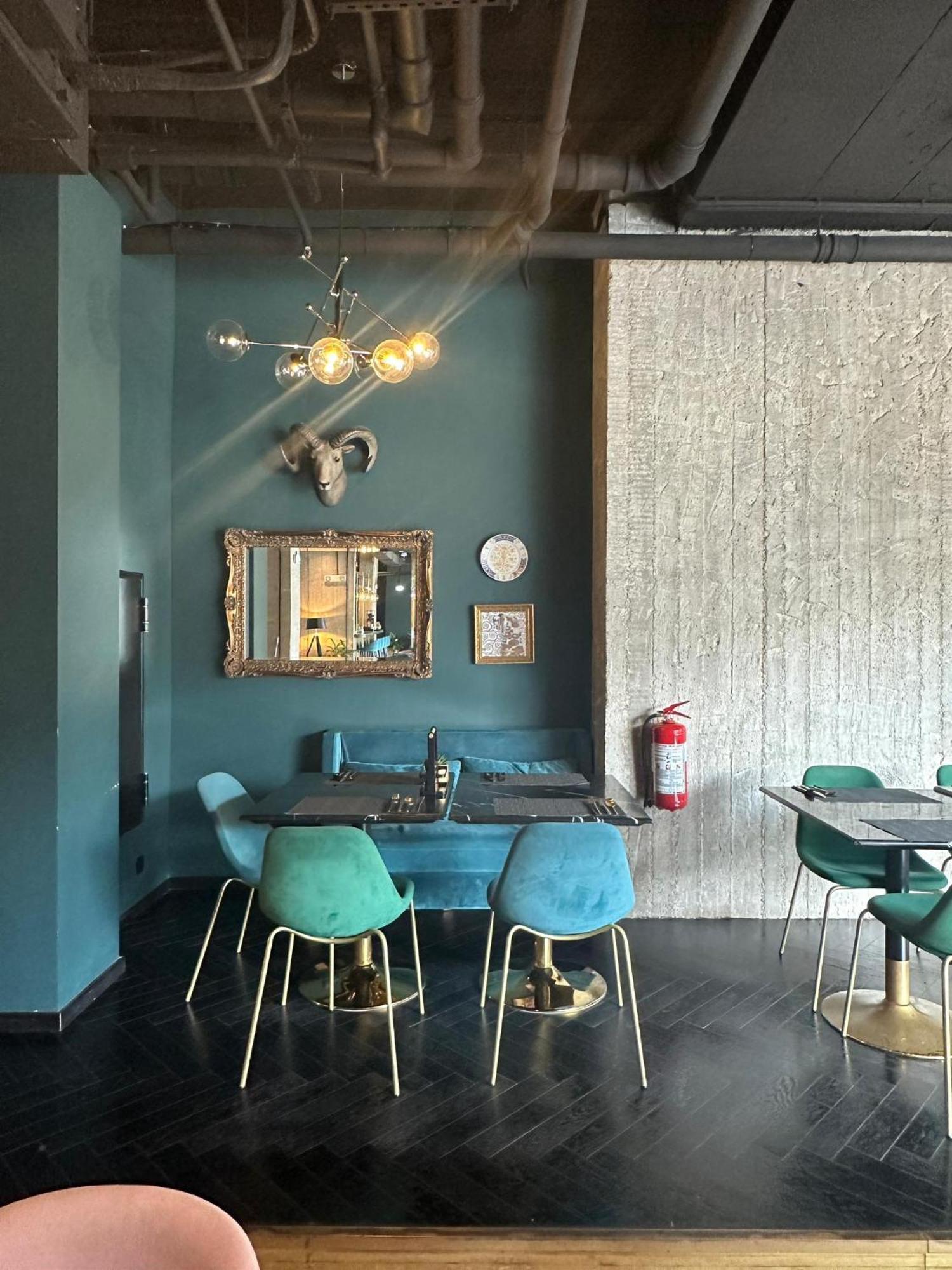 Skylark, Aluma & Hotel