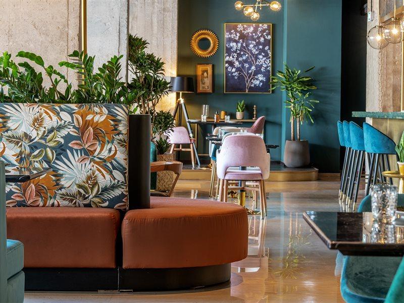 Skylark, Aluma & Hotel