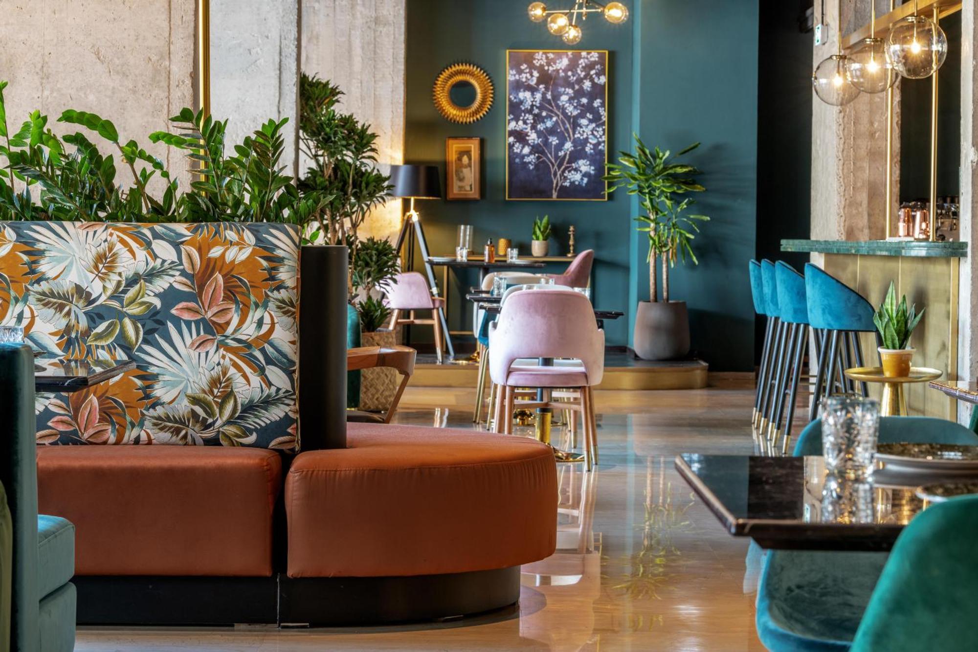Skylark, Aluma & Hotel Atenas