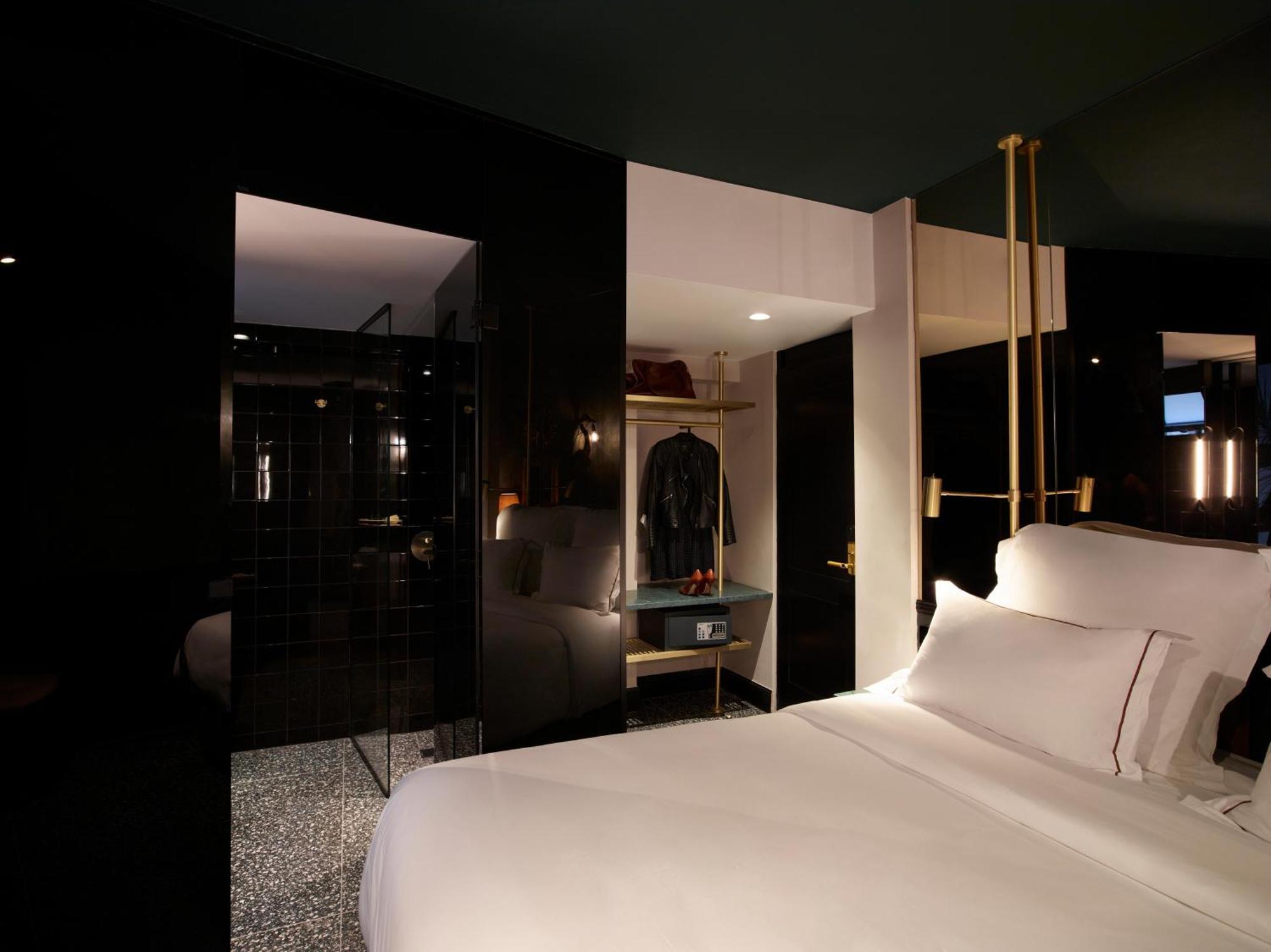 Skylark, Aluma & Hotel