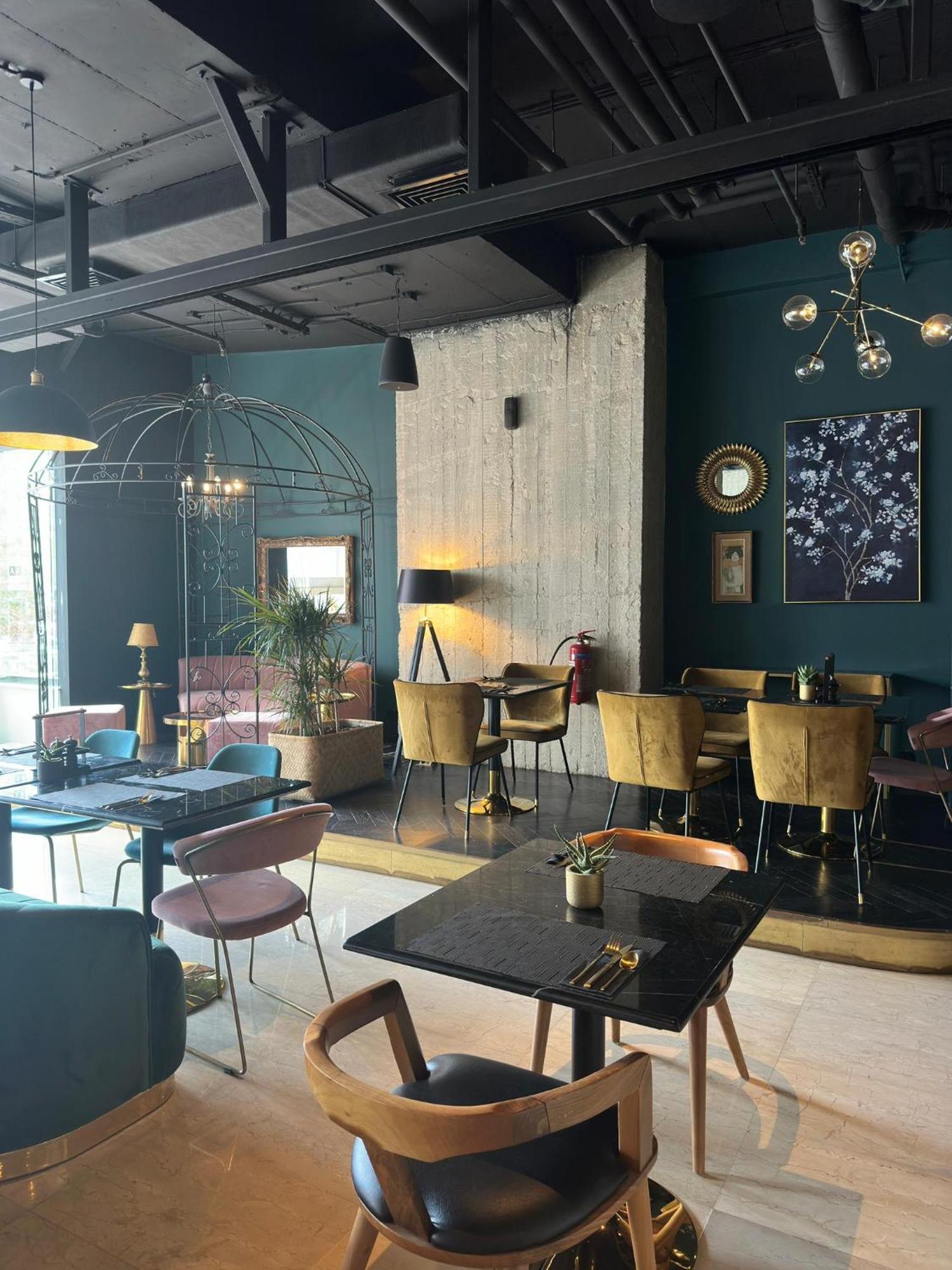 Skylark, Aluma & Hotel 4*